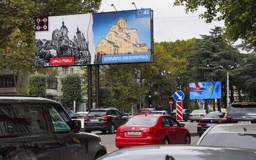 В Грузії наклали штраф на опозиційні телеканали за їхній відмову транслювати виборчу рекламу правлячої партії, у якій демонструвалися зображення зруйнованих міст України.