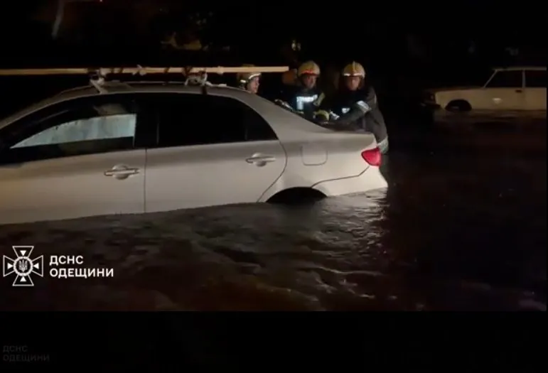 Жертви стихії отримали підтримку: рятувальники евакуювали 18 автомобілів з затоплених вулиць Одеси | УНН