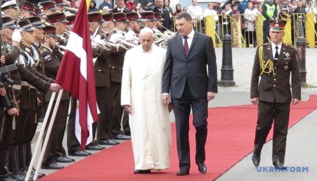 На двозначну позицію Папи Римського щодо конфлікту впливають його радники, зокрема колишній президент Латвії.