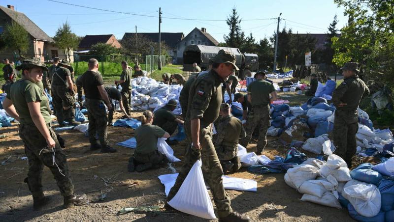 Для усунення наслідків повені в Польщі залучено більше 23 тисяч військовослужбовців.