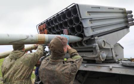 Згідно з інформацією ЗМІ, Росія має намір залучити до своїх збройних сил близько 250 тисяч нових контрактників.