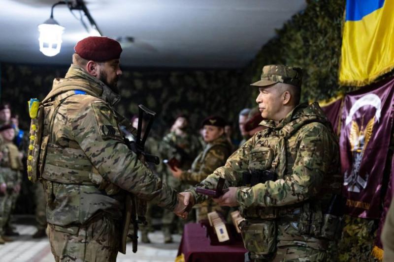 Сирський нагородив десантників за їхні заслуги під час Курської битви.