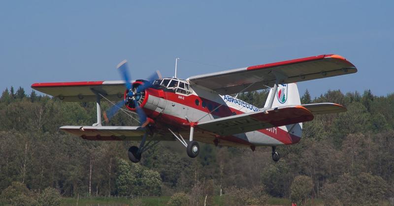 В Росії стався інцидент з літаком АН-2, який зазнав аварії. Дивіться фотографії на online.ua.