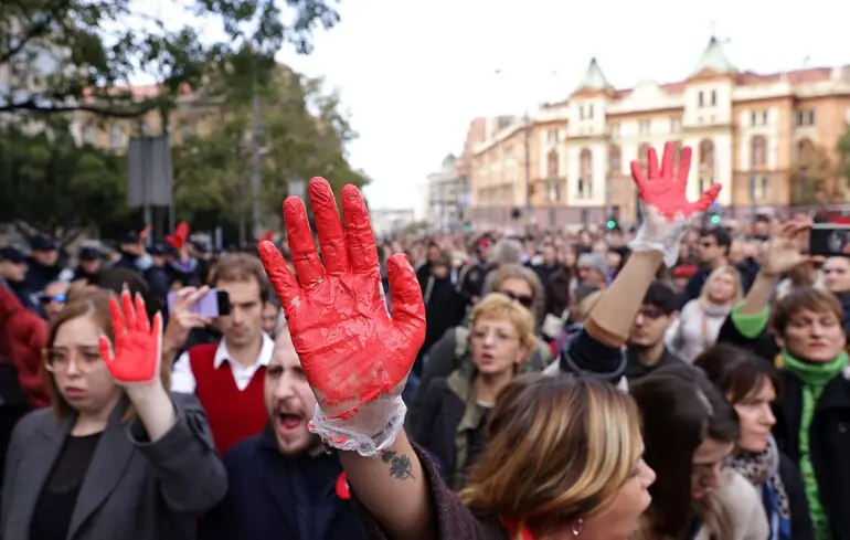 У Сербії пройшли акції протесту у зв'язку з трагедією на залізничному вокзалі, де громадяни виступають з обвинуваченнями на адресу влади щодо корупційних дій.