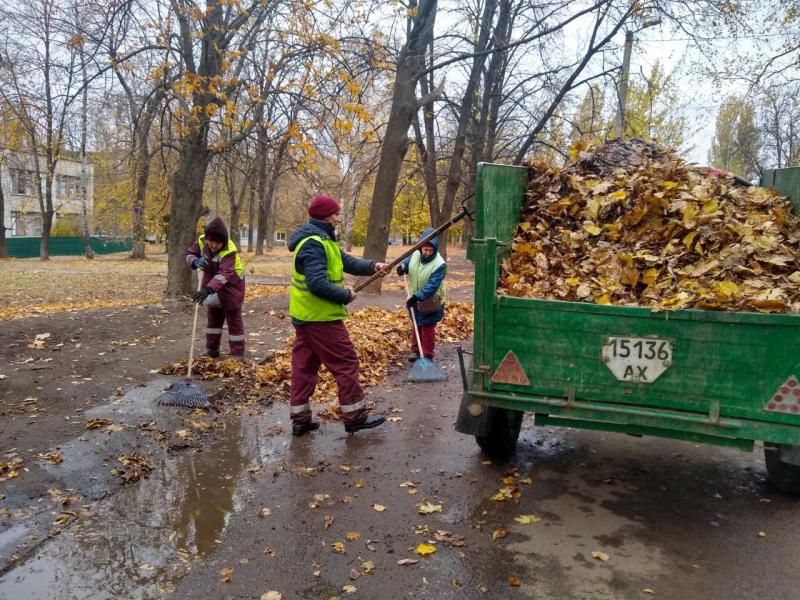 У Харкові активно триває процес збору листя в Салтівському районі - Новини Весь Харків.