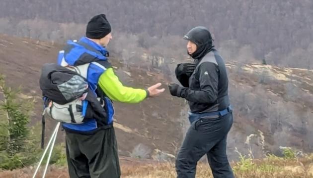 У Закарпатті мандрівники зафіксували на відео іноземця, котрий займався рубкою смерек.