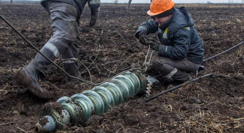 Протягом трьох днів ДТЕК відновив електропостачання для більше ніж 15 тисяч сімей після атак.