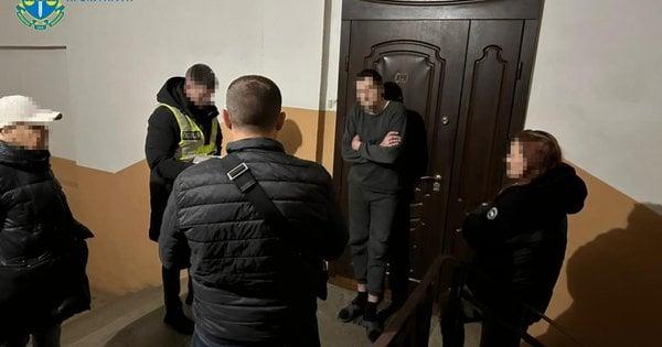 Правоохоронці Хмельниччини виявили нарколабораторію, яка приносила щомісячний дохід у 5 мільйонів гривень.